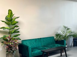 Central and modern space with indoor/outdoor patio. - Image 9