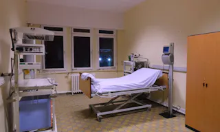 Décor/Lieu de tournage: Hôpital - Clinique Privée - Image 9