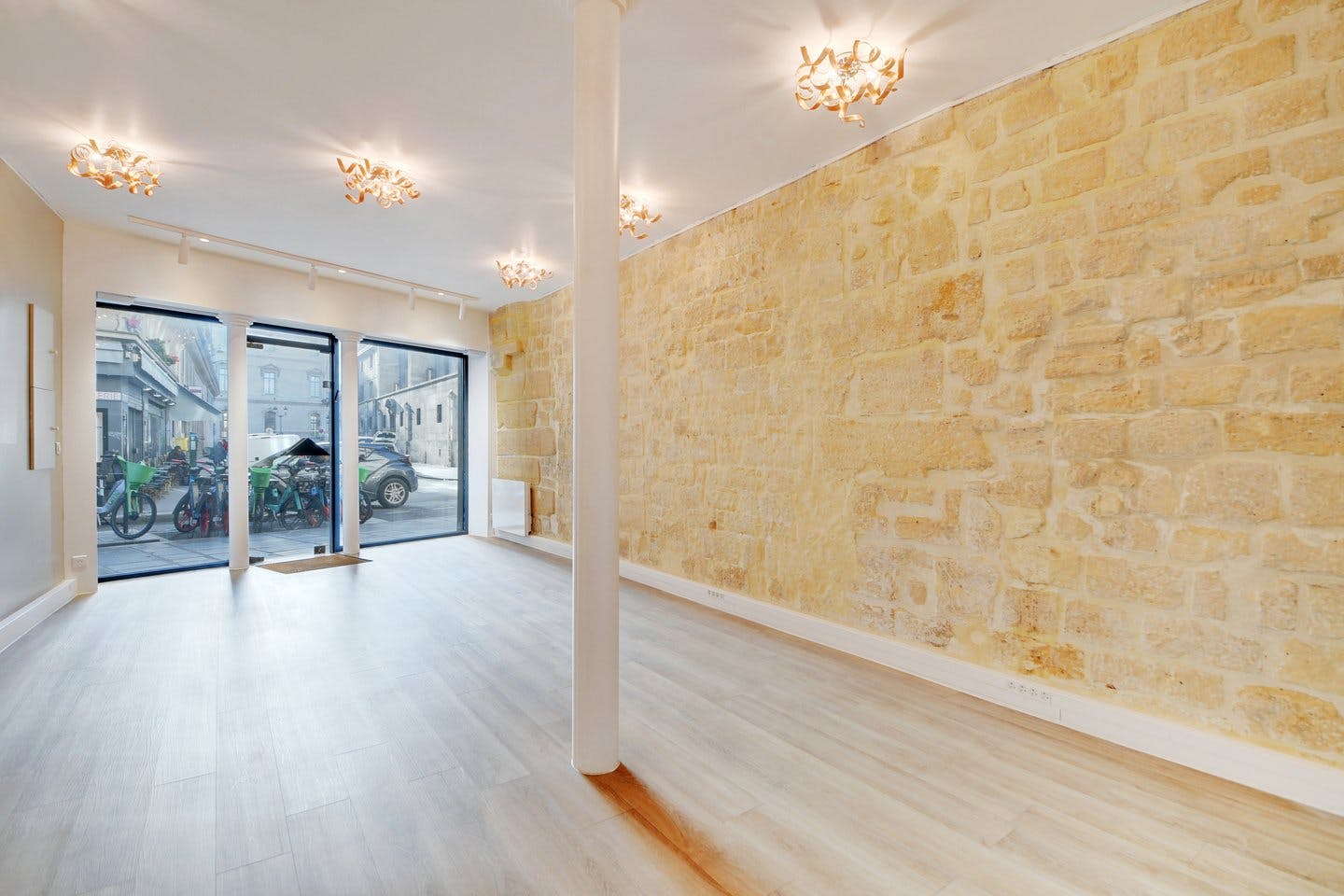Boutique for Rent on Rue Saint-Honoré, Paris