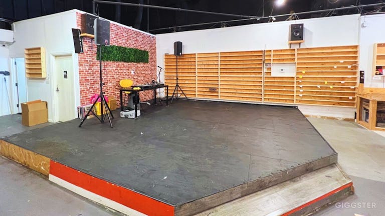 Store Stage at Nivessa Hollywood - Image 0