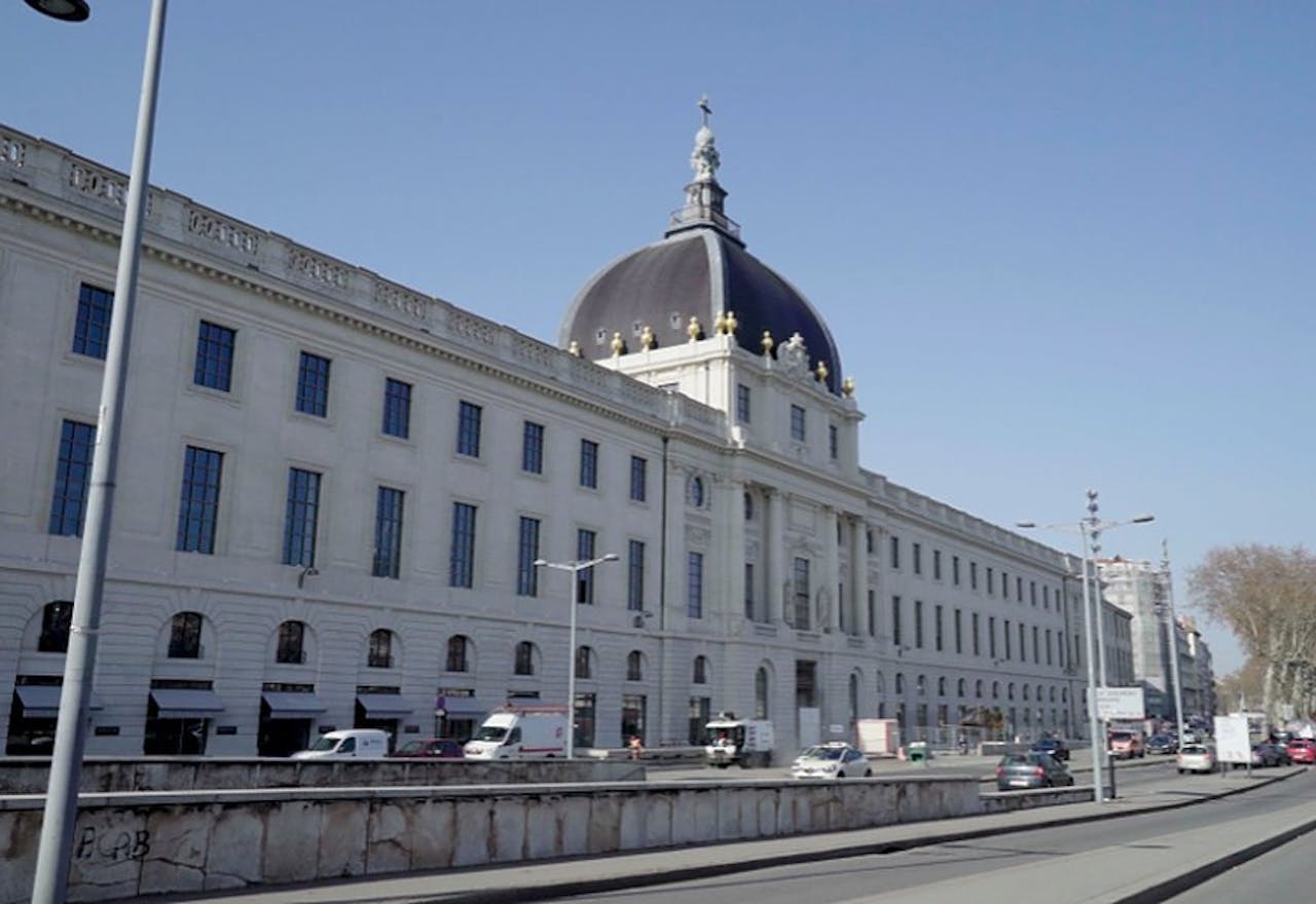 Exclusivity Prime Location on Grand H�tel Dieu - Image 2