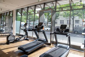 Elegant Retail Space at Historic Hotel Bristol - Image 15