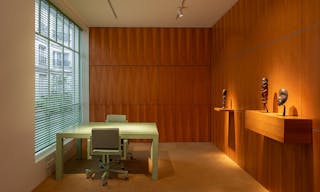 Spectacular art gallery under a glass roof in Saint Germain des Pr�s - Image 8