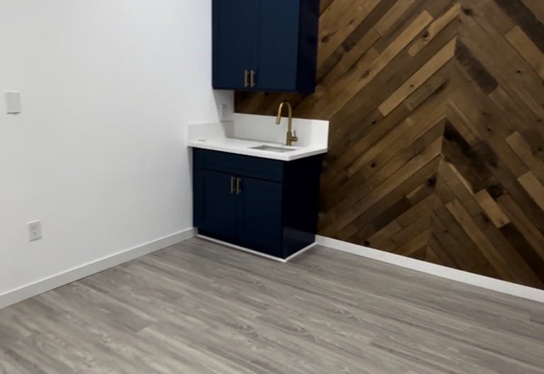 Newly renovated Private Suite for rent in Beauty Salon - Image 1