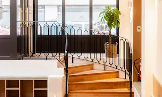 Elegant & Light flooded loft with storefront - Image 6