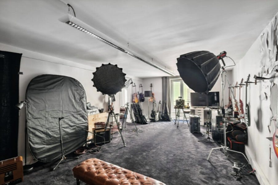 423 Square Meter Office Space on Rue Albert Thomas, Paris