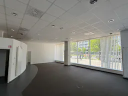 High-Traffic Retail Space Near Alexanderplatz - Image 9