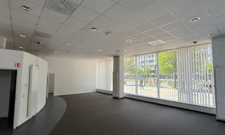 High-Traffic Retail Space Near Alexanderplatz - Image 9