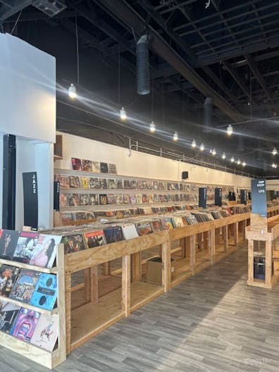 Store Stage at Nivessa Hollywood - Image 4
