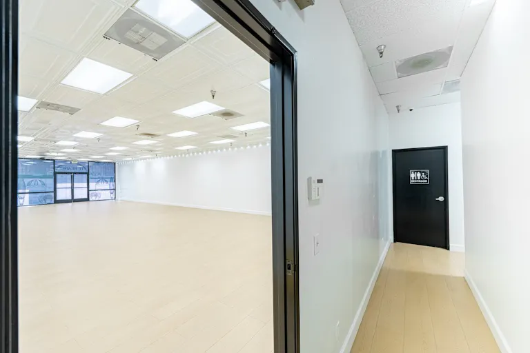 MID SIZE ALL WHITE VENUE IN ANAHEIM - Image 3