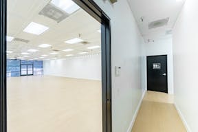 MID SIZE ALL WHITE VENUE IN ANAHEIM - Image 3