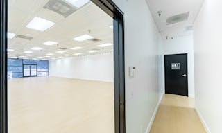 MID SIZE ALL WHITE VENUE IN ANAHEIM - Image 3