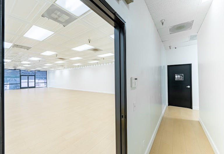 MID SIZE ALL WHITE VENUE IN ANAHEIM - Image 3