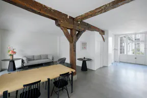 Place des Vosges Show Room - Image 1
