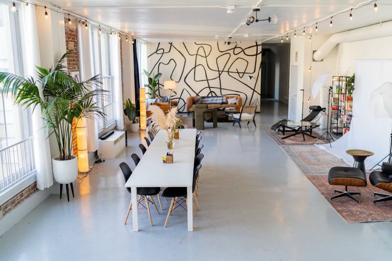 Sunny Historic Creative Loft - Image 2