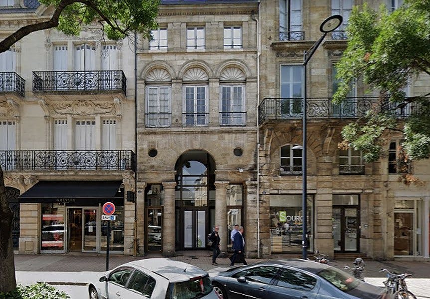 Large 375 sqm Boutique Shop for Rent in Bordeaux Downtown
