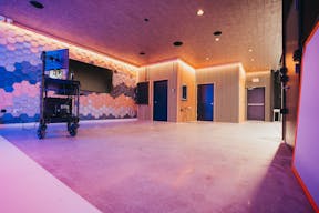 Luxurious, ground-level Soundstage with gorgeous lounge, large garage door and private parking - Image 11