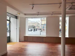 Boutique �ph�m�re / Pop-up / Galerie/Showroom au coeur du Marais - tr�s lumineux avec 8 m de vitrines en angle - Arts et M�tiers - Image 6