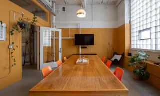 Warm Sunlit Conference Room in West Town - Image 1