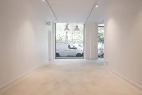 Showroom Boutique in Canal Saint Martin - Image 14