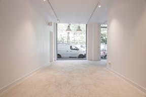 Showroom Boutique in Canal Saint Martin - Image 14