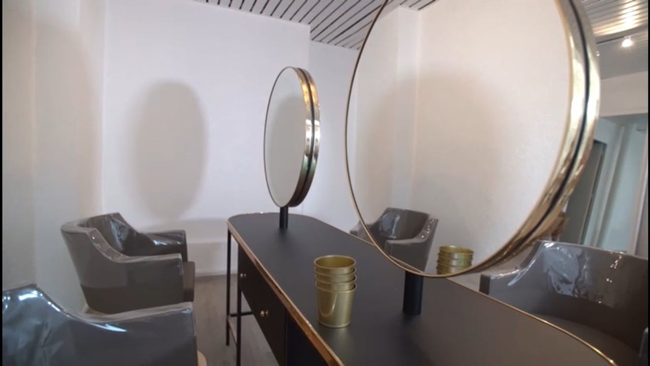 Salon de coiffure lumineux et moderne - Image 1