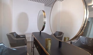 Salon de coiffure lumineux et moderne - Image 1