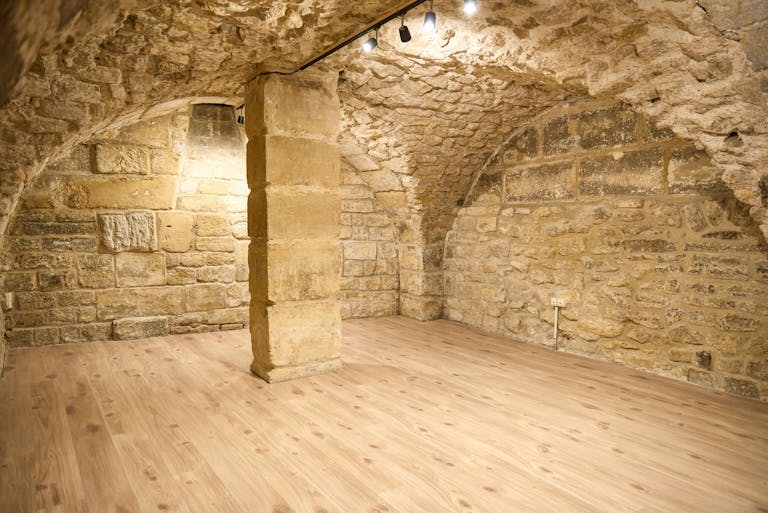High-Ceiling Showroom | Palestro (Paris 2e) — Steps from Marais & Palais Royal - Image 4