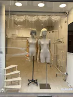 A bright white gallery-style retail space in the heart of Le Marais - Image 0