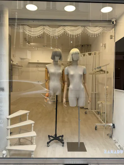 A bright white gallery-style retail space in the heart of Le Marais - Image 0