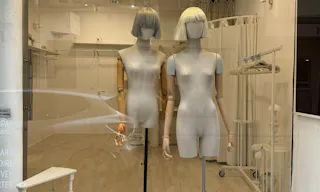 A bright white gallery-style retail space in the heart of Le Marais - Image 0