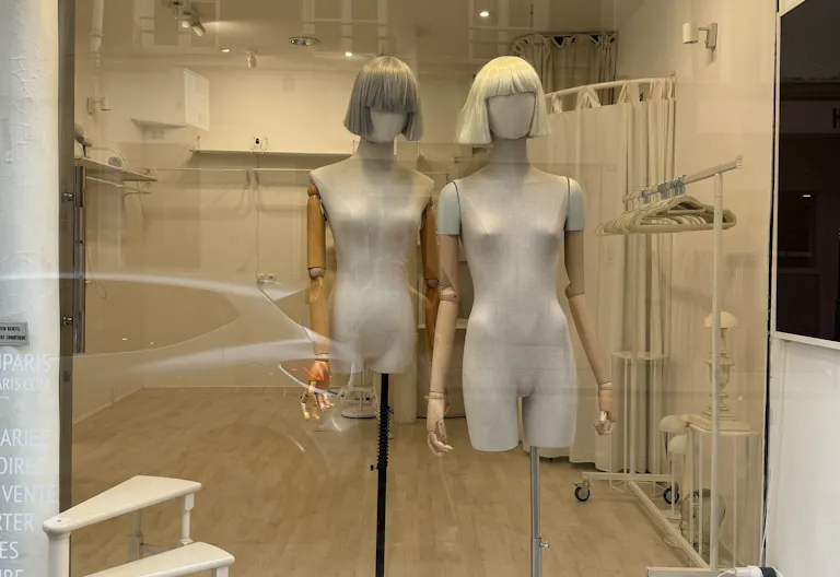 A bright white gallery-style retail space in the heart of Le Marais - Image 0