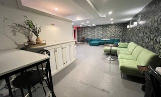 Intimate, Private Luxe Gallery Lounge - Image 6