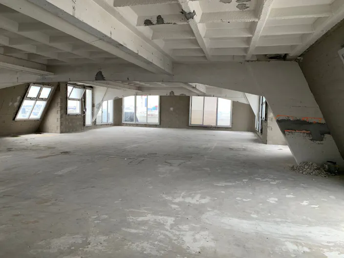 Cured Atypical Building for Rent - Nice Volume - Paris Le Marais - Image 1