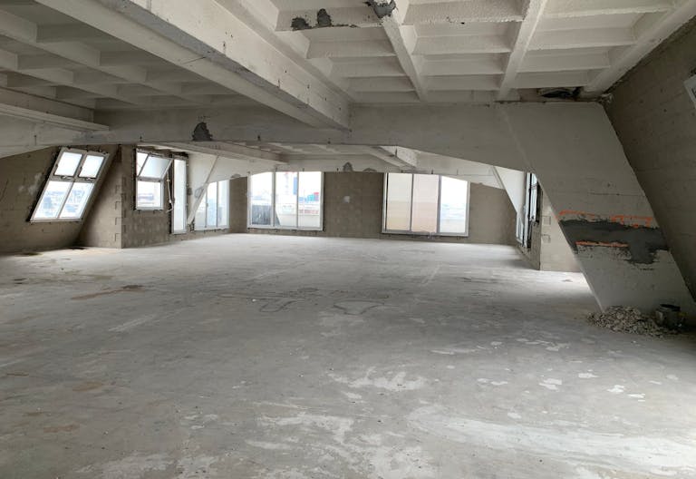 Cured Atypical Building for Rent - Nice Volume - Paris Le Marais - Image 1