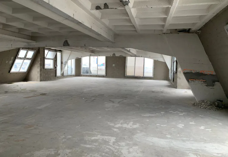Cured Atypical Building for Rent - Nice Volume - Paris Le Marais - Image 1