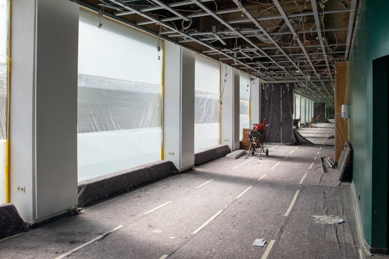 Elegant Retail Space at Historic Hotel Bristol - Image 2