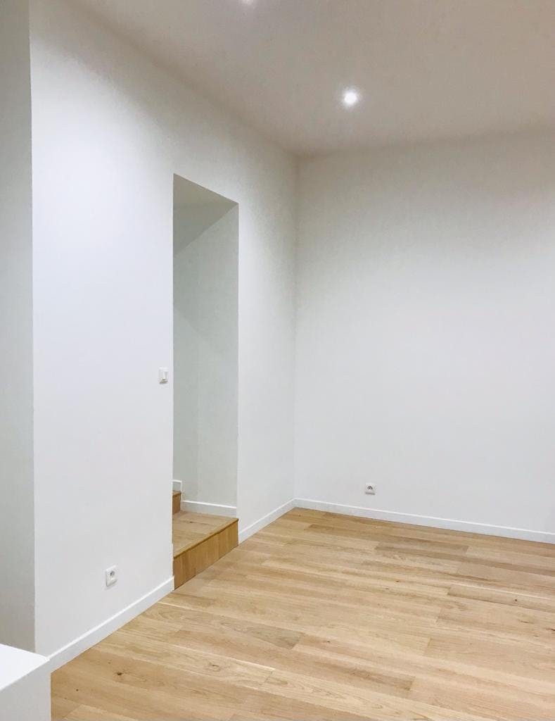 Versatile Ground Floor Commercial Space in Paris 4