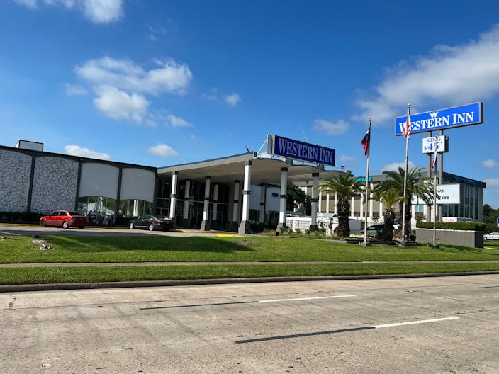 Multiple spaces for rent in the hip Houston Heights area - Image 0