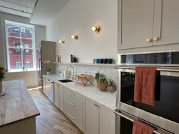 Sun-Filled Corner Loft with Open Plan Kitchen - Image 2
