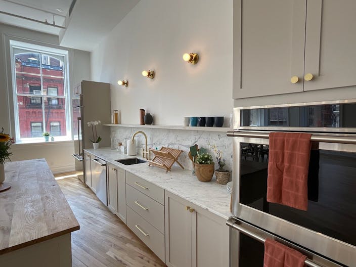 Sun-Filled Corner Loft with Open Plan Kitchen - Image 2