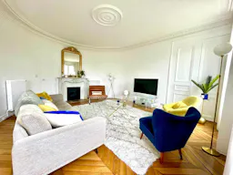 Appartement haussmannien chic et lumineux avec balcon - Image 2