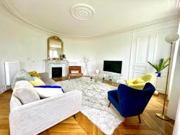 Appartement haussmannien chic et lumineux avec balcon - Image 2