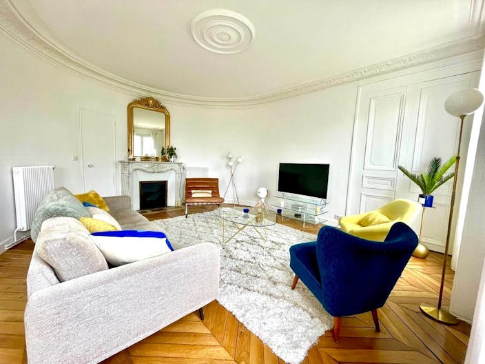 Appartement haussmannien chic et lumineux avec balcon - Image 2