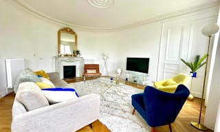 Appartement haussmannien chic et lumineux avec balcon - Image 2