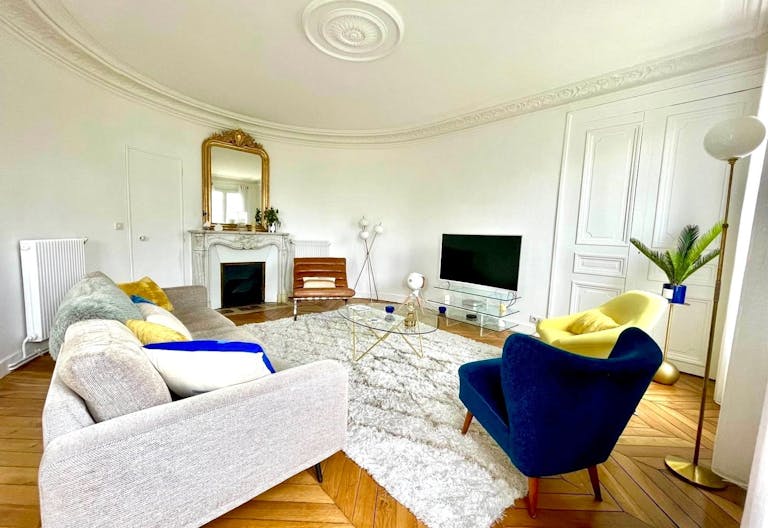 Appartement haussmannien chic et lumineux avec balcon - Image 2