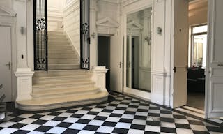 Private Mansion near Saint-Lazare - Image 1