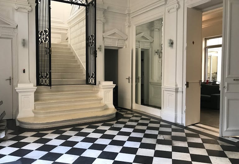 Private Mansion near Saint-Lazare - Image 1