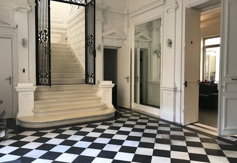 Private Mansion near Saint-Lazare - Image 1