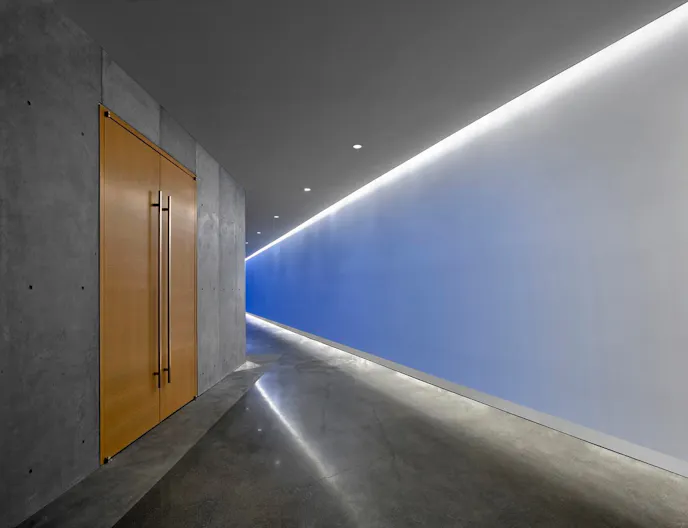 Sleek Viewing Room in Long Island City - Image 3